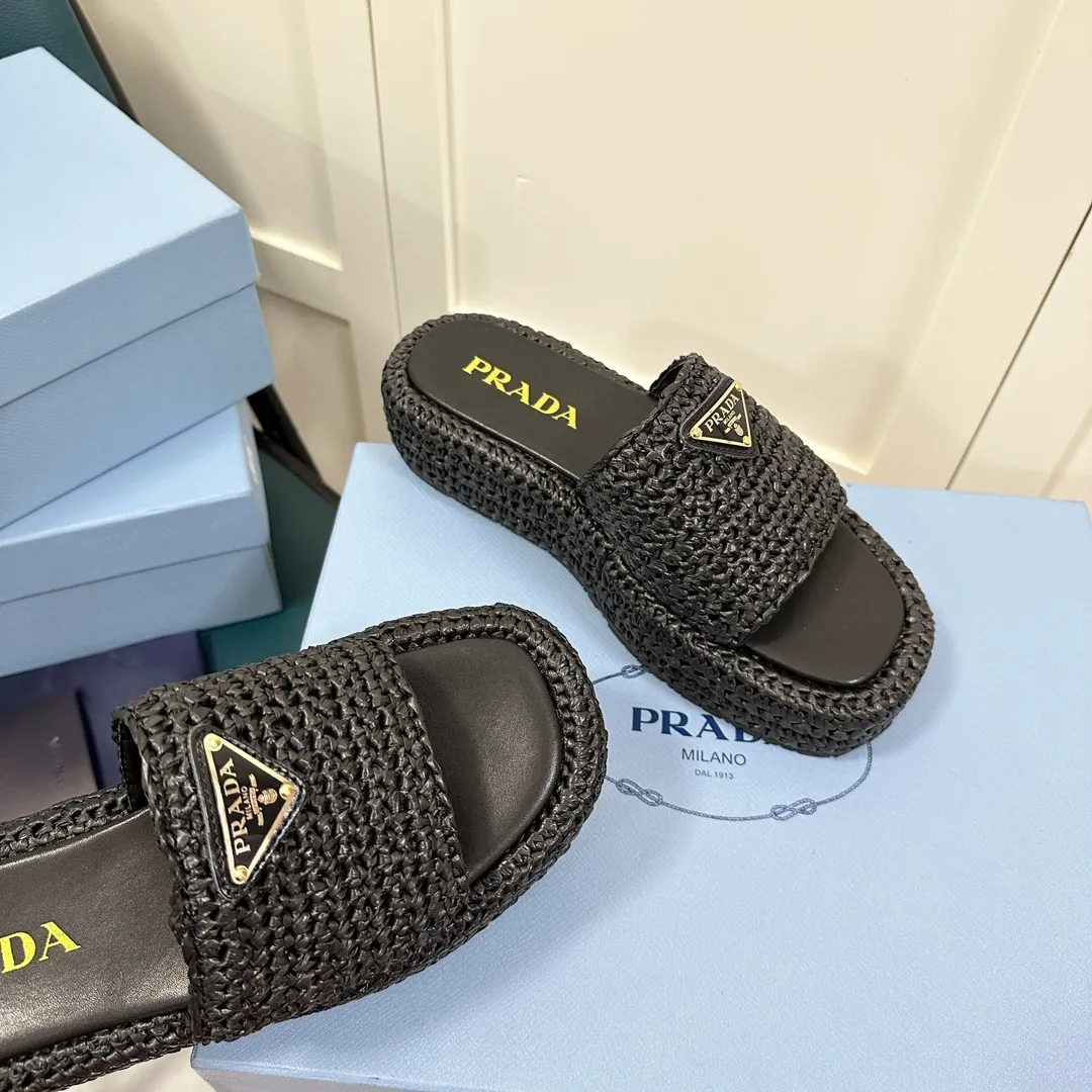 👟👟Ex-factory price p420👟👟 Prada’s new woven shoes and straw slippers! This year's popular straw series, lazy people's must-have slippers, look so good on your feet! ●Material: original uniform grass weave ●Inner padding: sheepskin lining ●Outsole: rubber outsole ●Number of yards: 35～40 (40 41 customized)